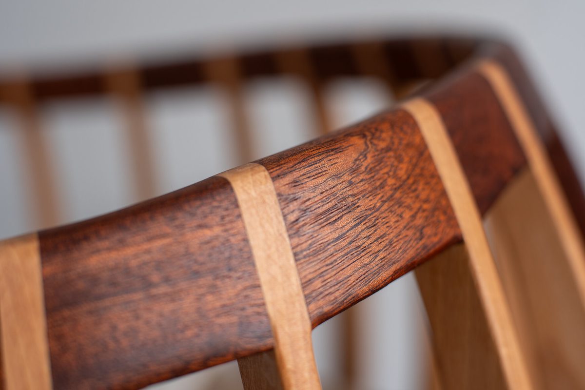 Detail van een houtverbinding in de mahonie rand van de wieg