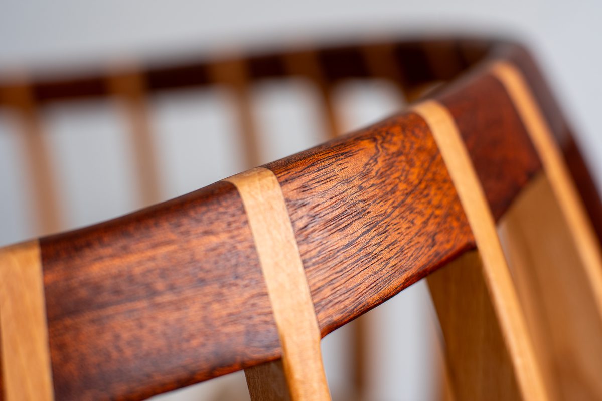 Detail van een houtverbinding in de mahonie rand van de wieg