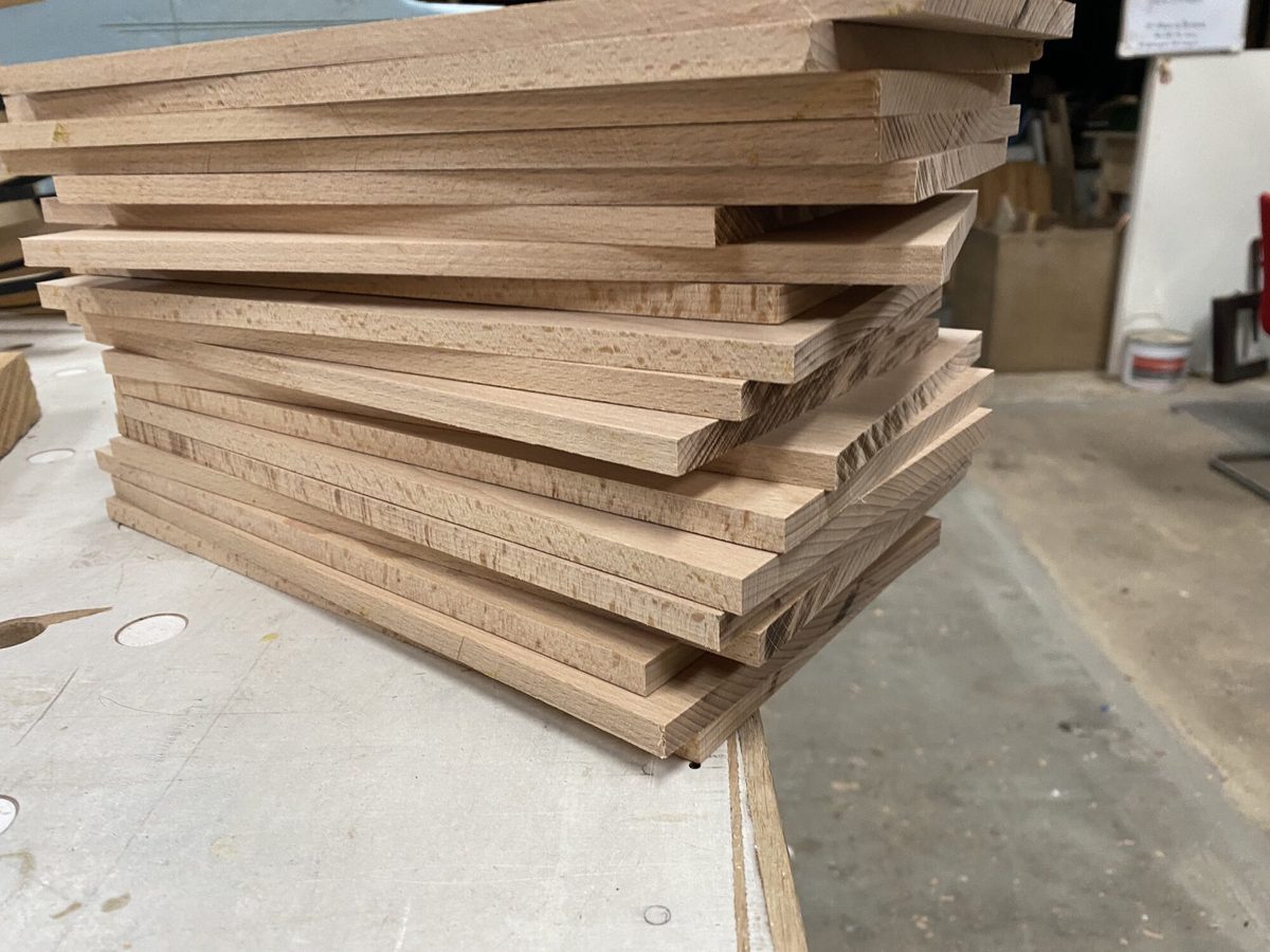 Stapel beuken planken in de gedeelde werkplaats