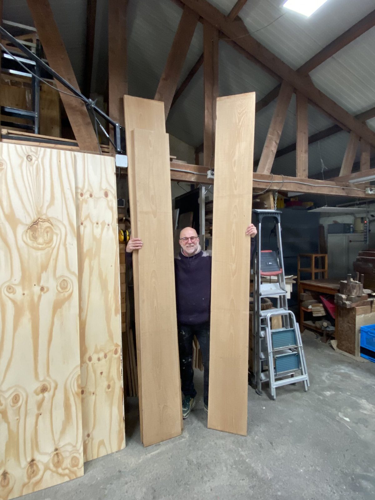 Thomas in de werkplaats met twee beuken planken van drie meter voor de eerste wieg