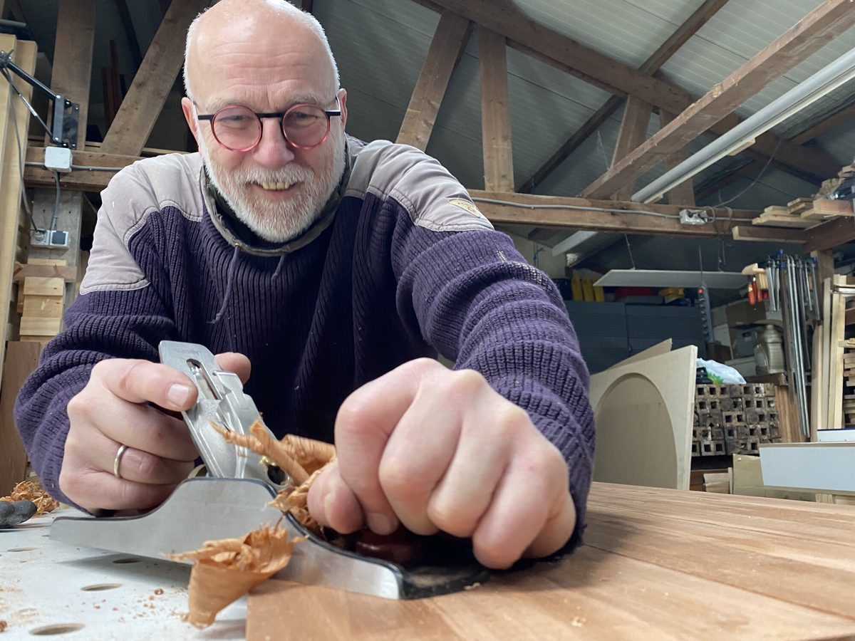 Thomas Fasting aan de schaafbank in zijn werkplaats